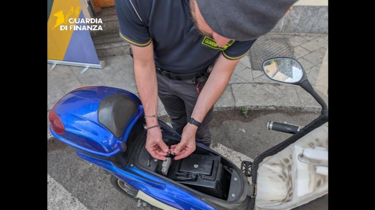 Finti e-bike venduti come biciclette: sequestrati migliaia di scooter elettrici 
