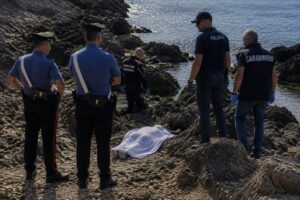 cadavere sugli scogli