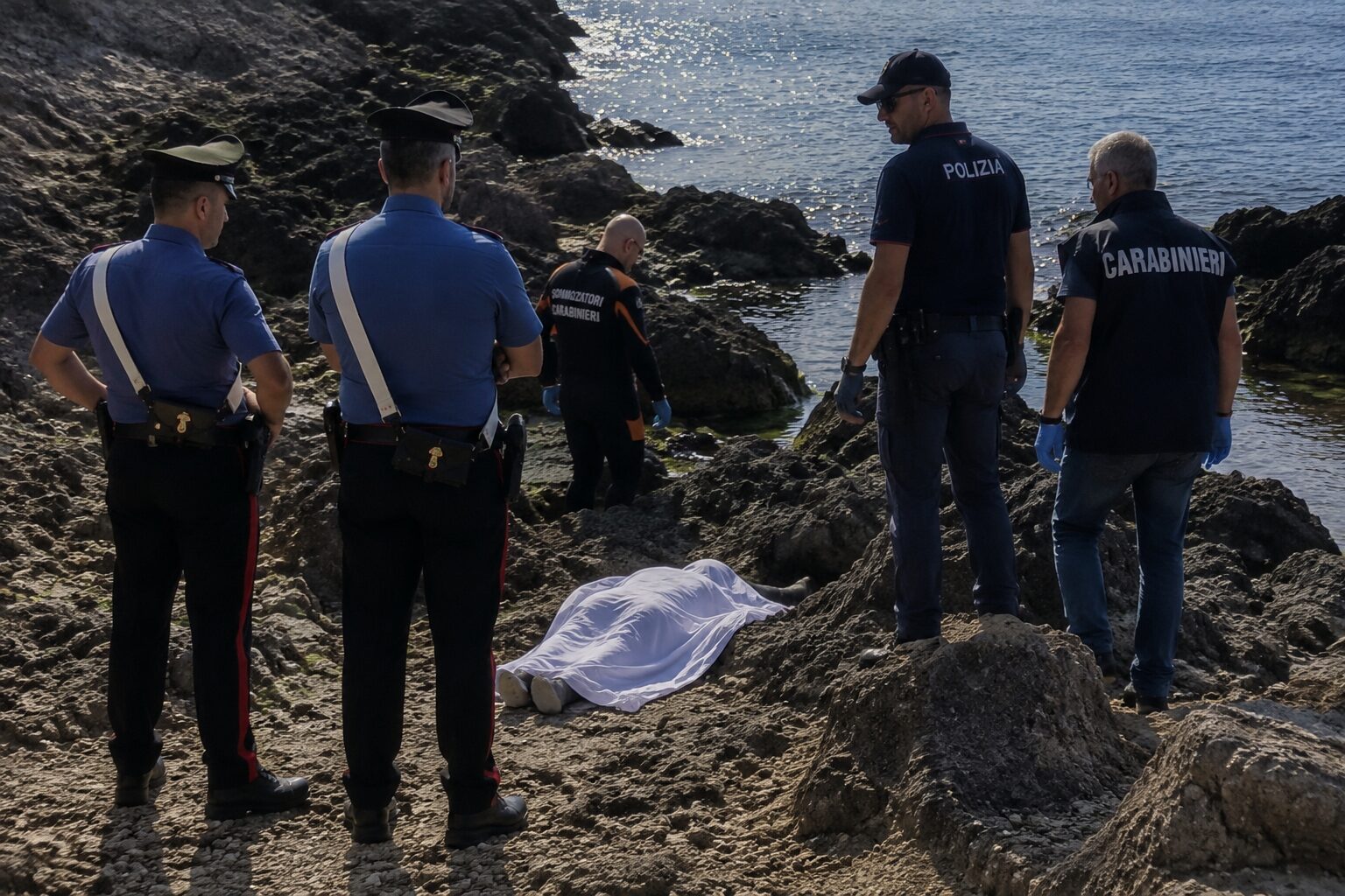 cadavere sugli scogli