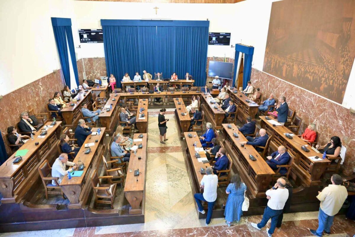 Consiglio comunale a Messina con tensioni tra consigliere e segretario, approvazione di delibere