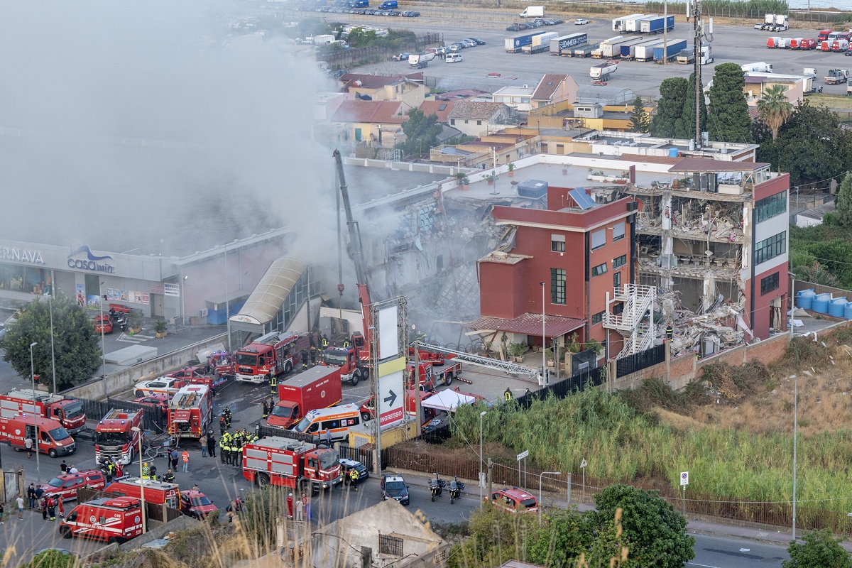 Crollo di un edificio a Messina, operai e vigili del fuoco in azione, indagati per omicidio colposo