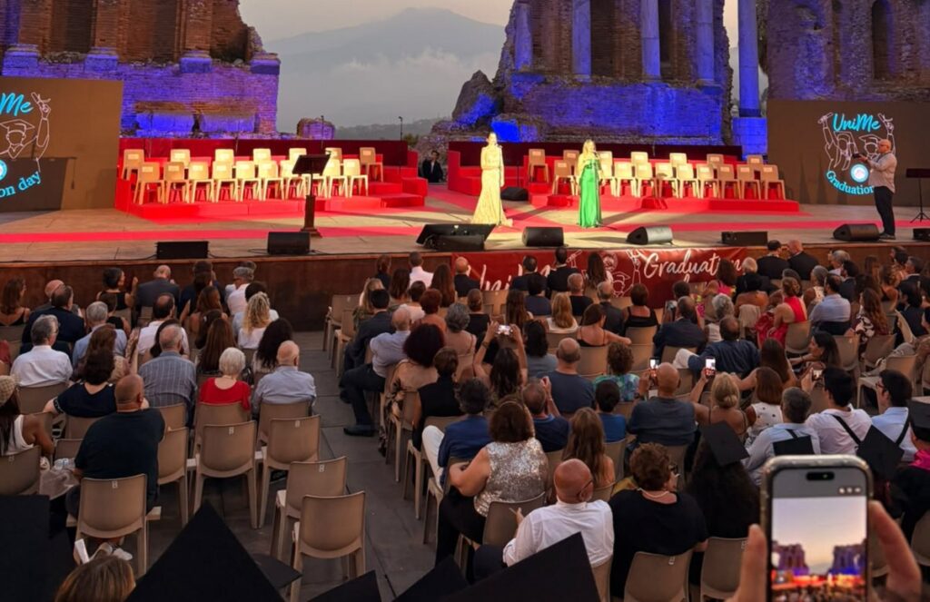 diplomi laurea università Messina teatro greco Taormina