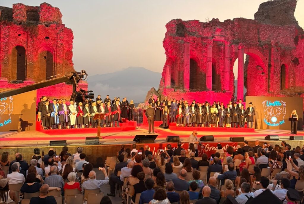 diplomi laurea università Messina teatro greco Taormina