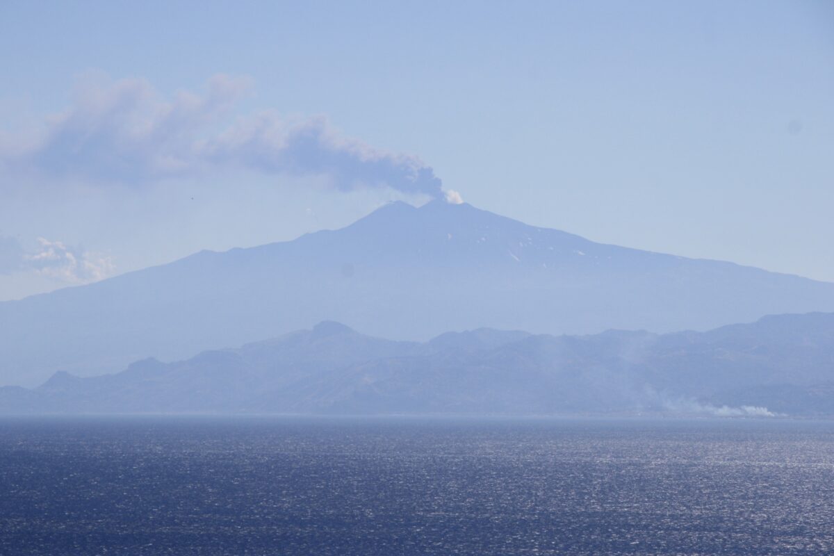 Colata lavica dell’Etna nella Valle del Leone, fronti avanzati in raffreddamento, attività limitata a quote elevate