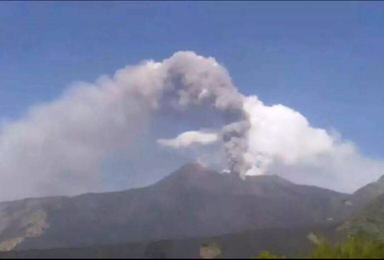 Etna, nuova attività vulcanica: allerta da F1 a F2 e stop alle zone sommitali