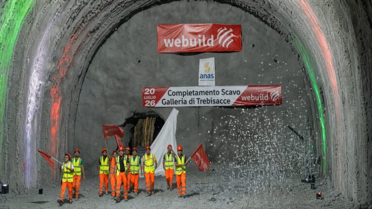 SS106, svolta storica nel Terzo Megalotto: completato il tunnel di Trebisacce lungo 3,3 chilometri | FOTO e VIDEO