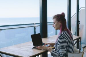 giovane-in-smart-working
