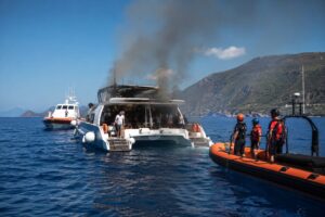 incendio catamarano