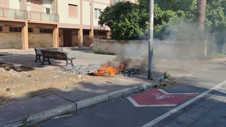 Reggio Calabria, incendio di rifiuti in città: fiamme e fumo vicino ai campetti del Viale Messina | FOTO E VIDEO