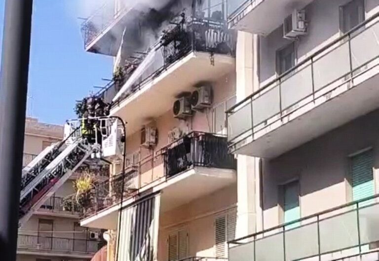 Reggio Calabria, paura nella zona sud: appartamento in fiamme in via Sbarre Inferiori | FOTO E VIDEO