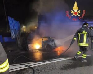 incidente auto in fiamme