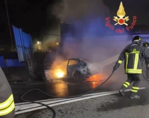 incidente auto in fiamme