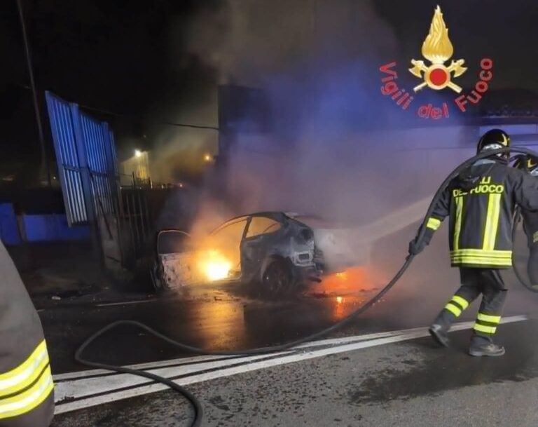Incidente nella notte a Catanzaro, auto prende fuoco dopo lo schianto contro un muro
