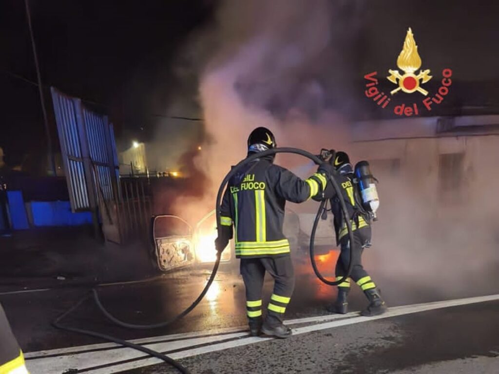 incidente auto in fiamme