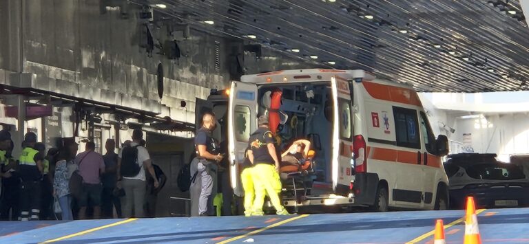 Messina, grave incidente per un traghetto della Caronte: tanti feriti a bordo, ambulanze sul posto | FOTO e VIDEO LIVE
