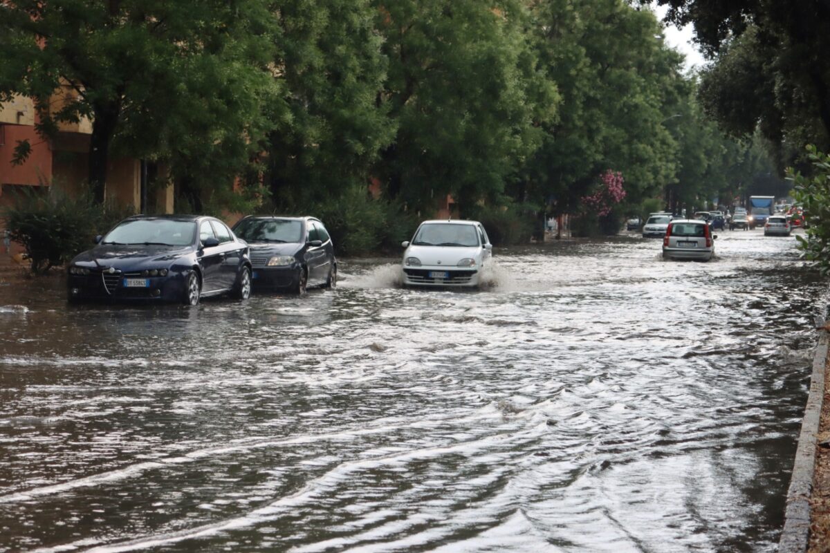 Maltempo a Reggio Calabria, città travolta dal temporale: allagamenti, disagi  e soccorsi in corso | FOTO e VIDEO