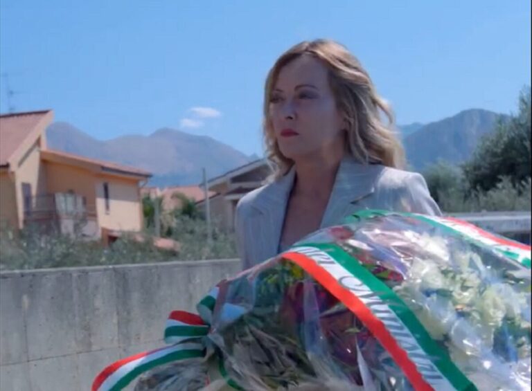 Meloni a Palermo, il premier depone un mazzo di fiori alla stele dedicata a Falcone | VIDEO