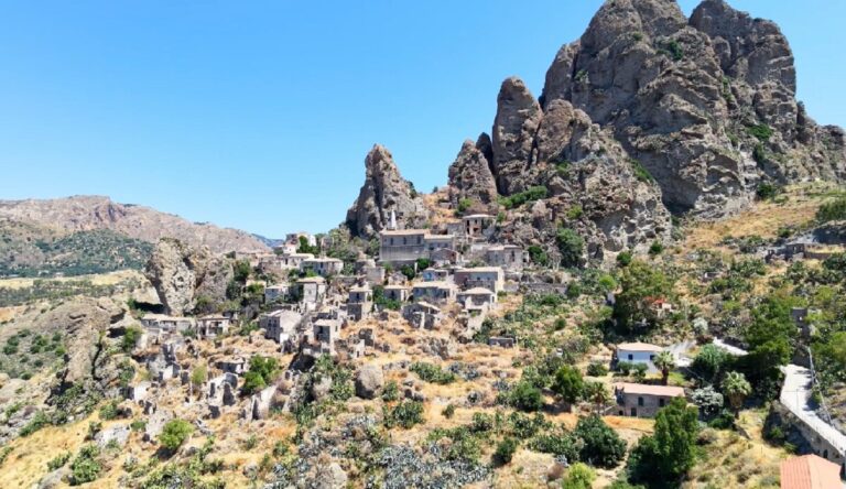 Pentedattilo conquista i turisti: il borgo “fantasma” della Calabria che incanta visitatori da tutto il mondo | INTERVISTE