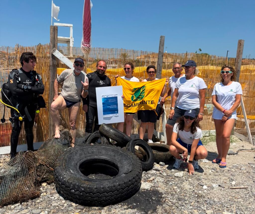 raccolta rifiuti spiaggia catona