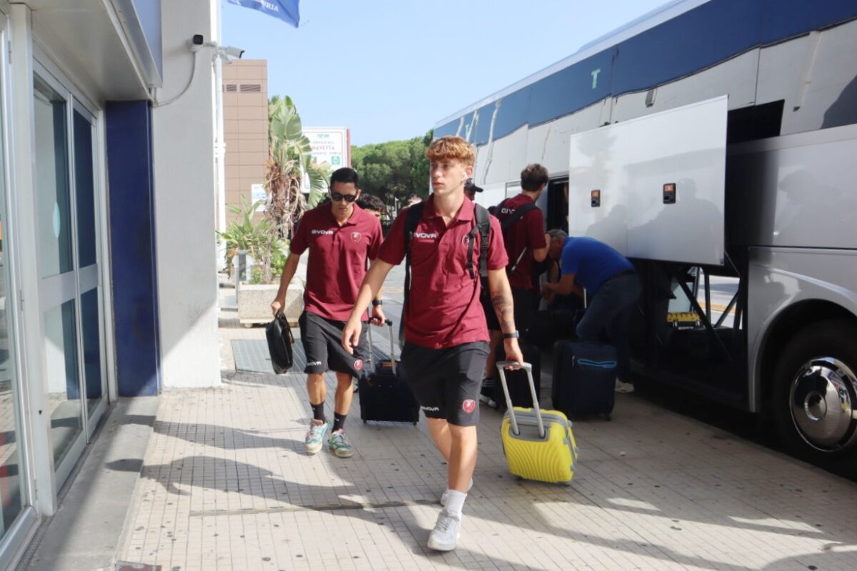 Squadra amaranto in volo per il ritiro in Piemonte, con 21 calciatori partiti da Reggio Calabria