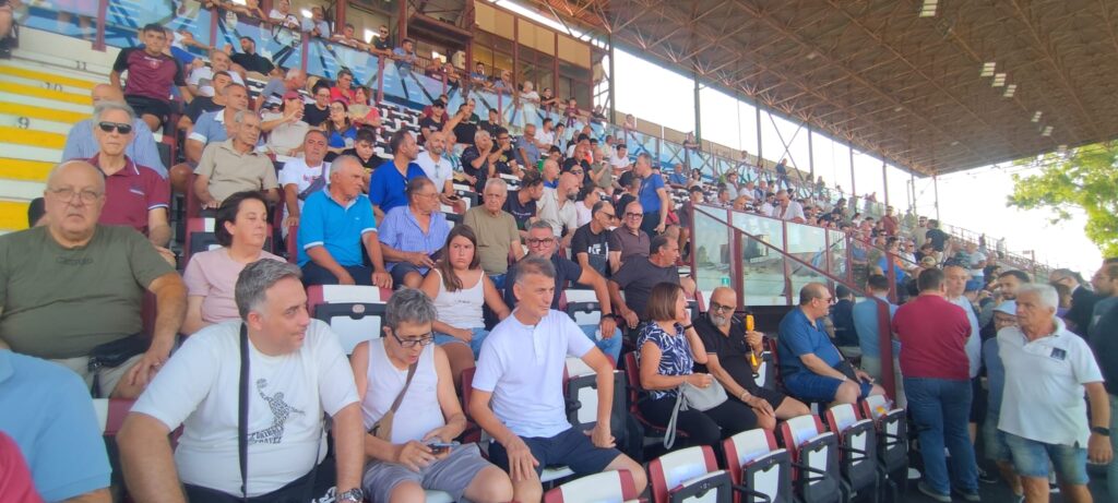 tifosi reggina presenti a conferenza lotito