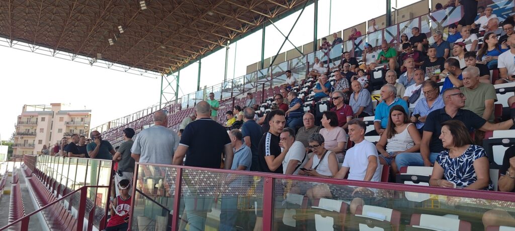 tifosi reggina presenti a conferenza lotito