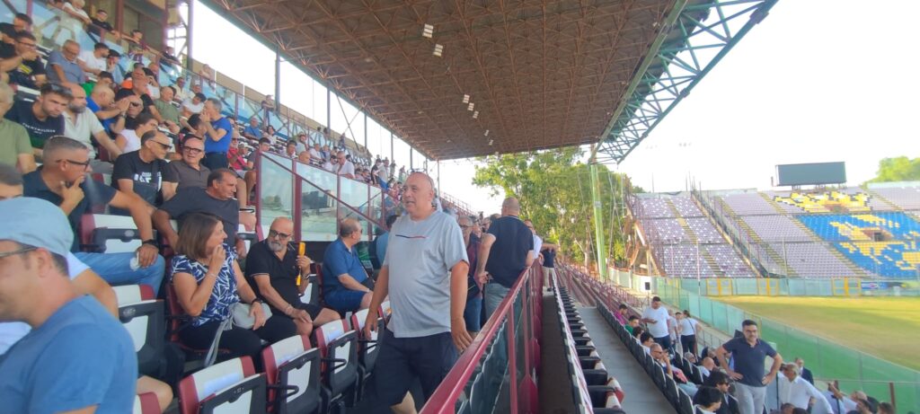 tifosi reggina presenti a conferenza lotito
