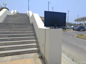 tv abbandonata per strada