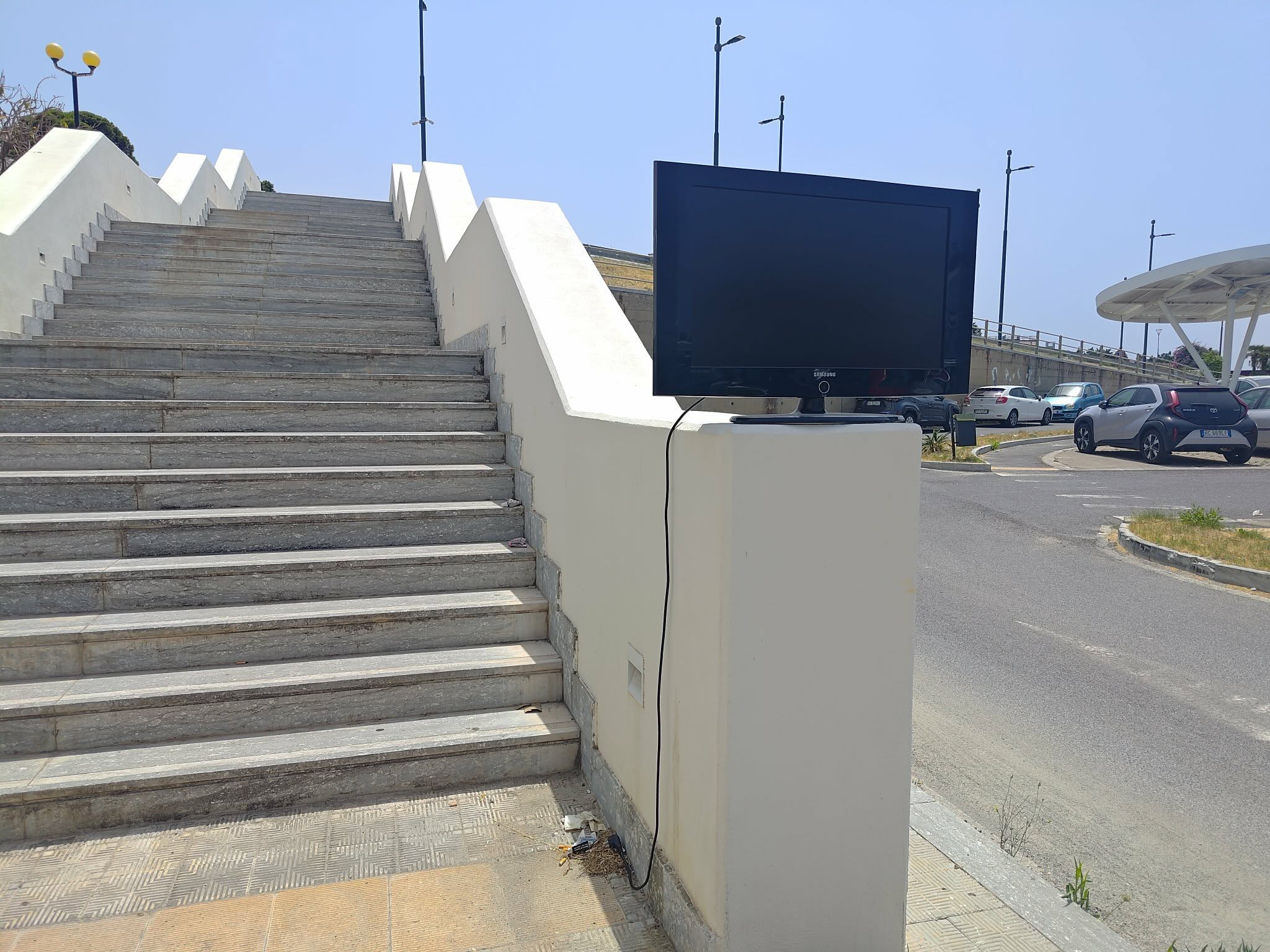 tv abbandonata per strada
