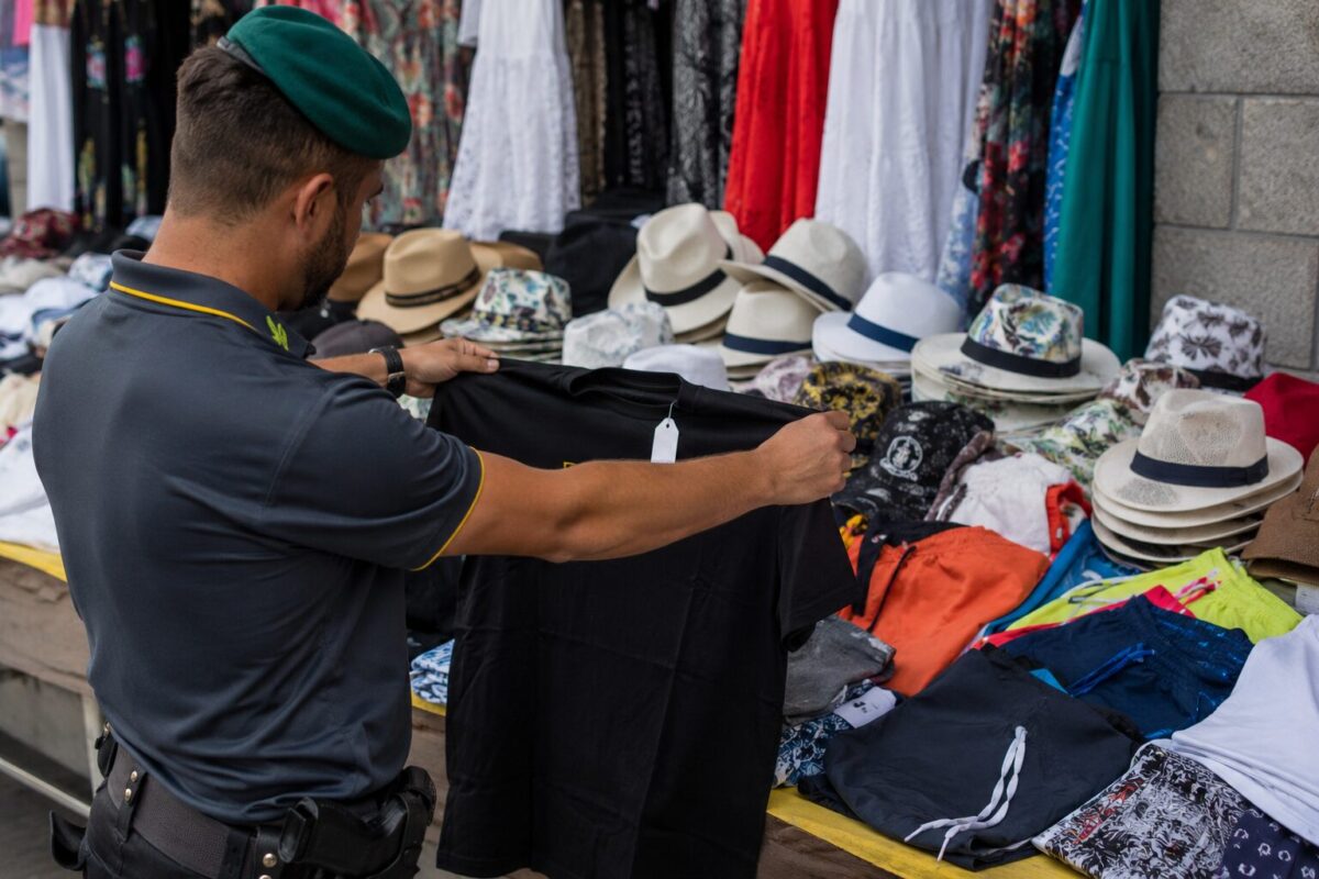Vibo Valentia, sequestrati 7.300 prodotti irregolari dalla Guardia di Finanza