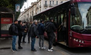 Gente vicino ad un autobus