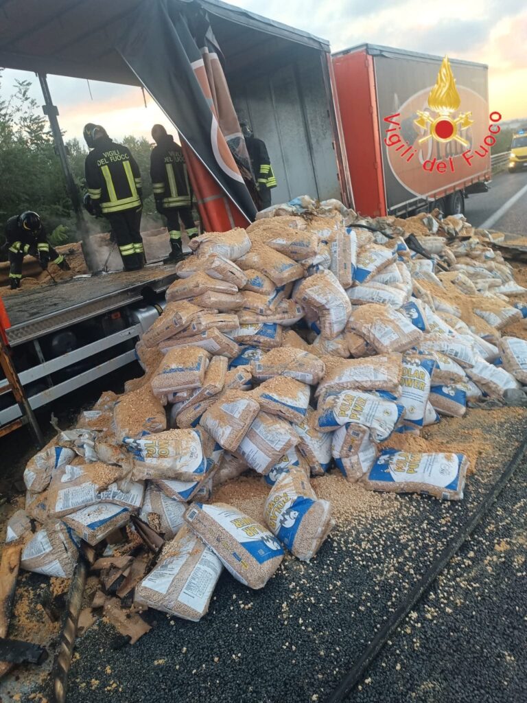 Incendio di un autotreno