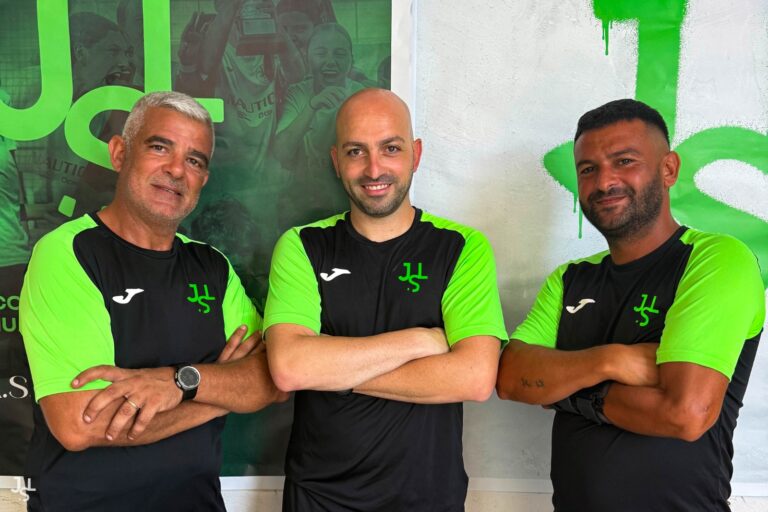 Il tecnico Marco Palmeri tra Antonio La Monica e Francesco Gullà (JSL BROLO)