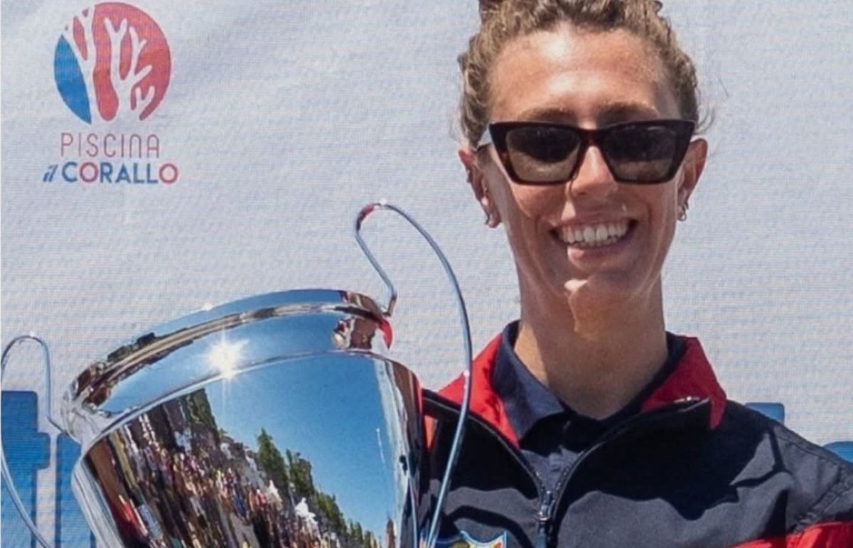 Linda Caponi con la Coppa della 61esima Traversata dello Stretto