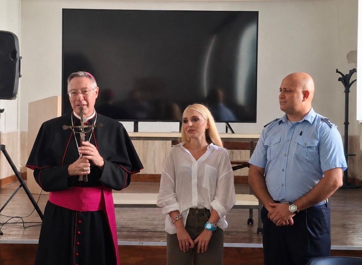 Locri mons. Di Pietro visita detenuti (1)