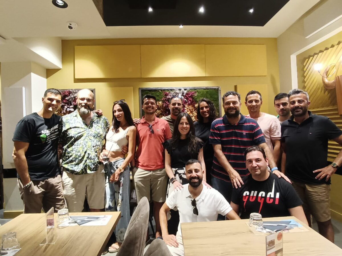 Gruppo di ex studenti si riunisce a Reggio Calabria per ricordare il diploma e il passato