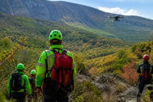 Squadra di soccorso in montagna