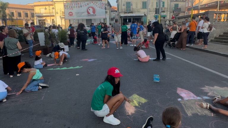 Si chiude l’edizione 2026 del Concorso dei Madonnari di Taurianova: si divertono anche i bambini | INTERVISTE
