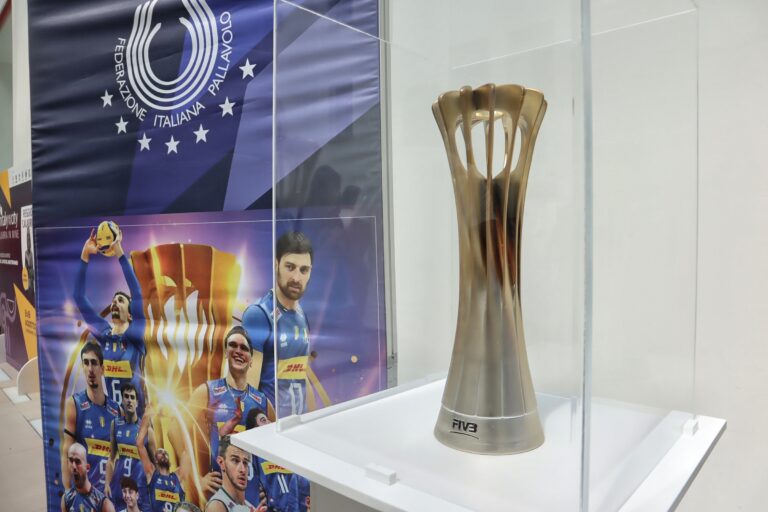 Il Museo si tinge di oro e azzurro: la Coppa del Mondo vinta dall’Italia di volley è a Reggio Calabria | FOTO e INTERVISTE