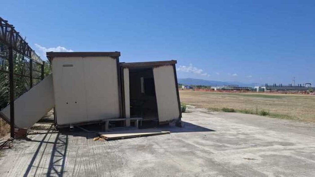 Ultraleggero partito da un campo semi abbandonato