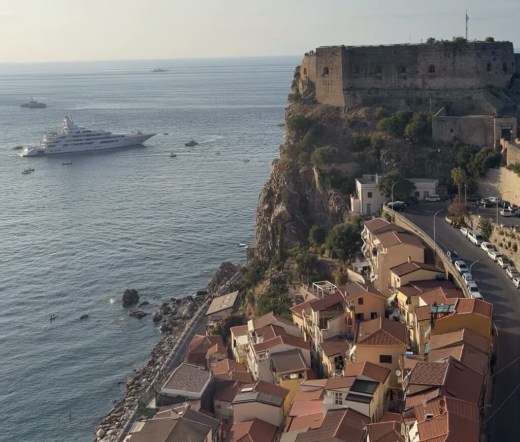 YACHT BOARDWALK SCILLA