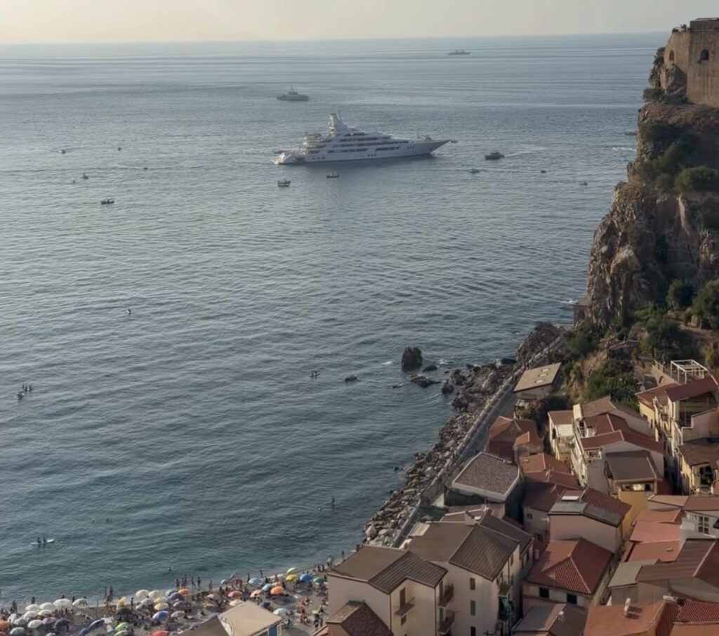 YACHT BOARDWALK SCILLA