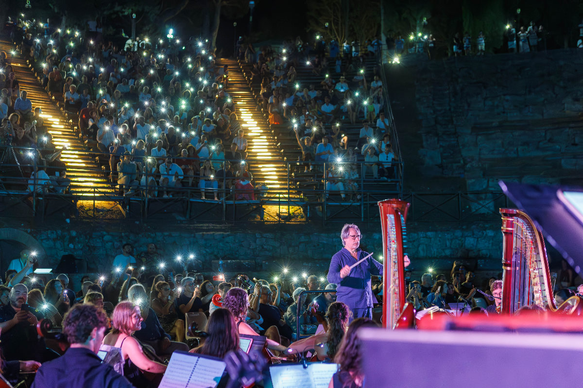 Tindari, teatro gremito per l’omaggio a Hans Zimmer: il Festival Lirico conquist
