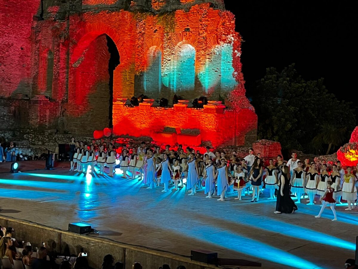 Taormina, le allieve del Liceo Rechichi sul palco del Teatro Antico per "La Bella Addormentata"