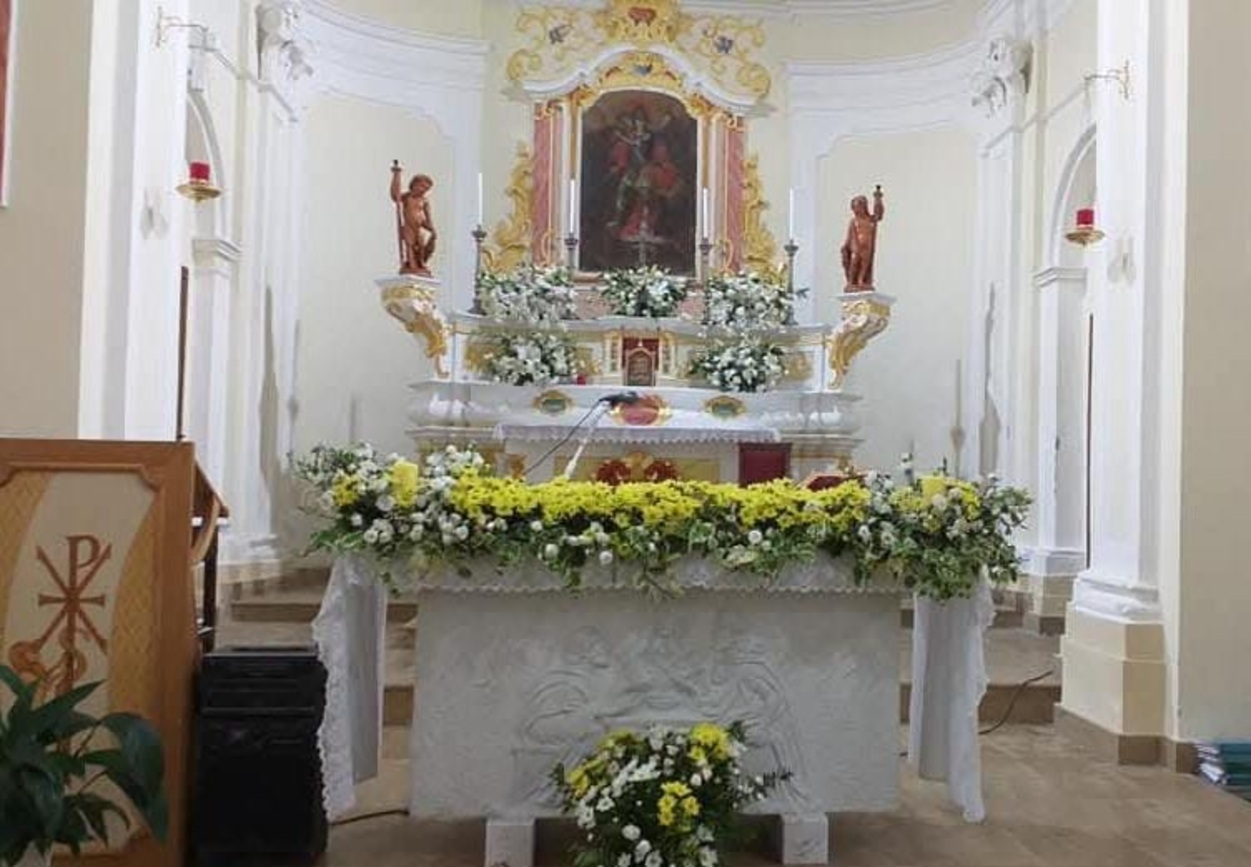 altare della chiesa