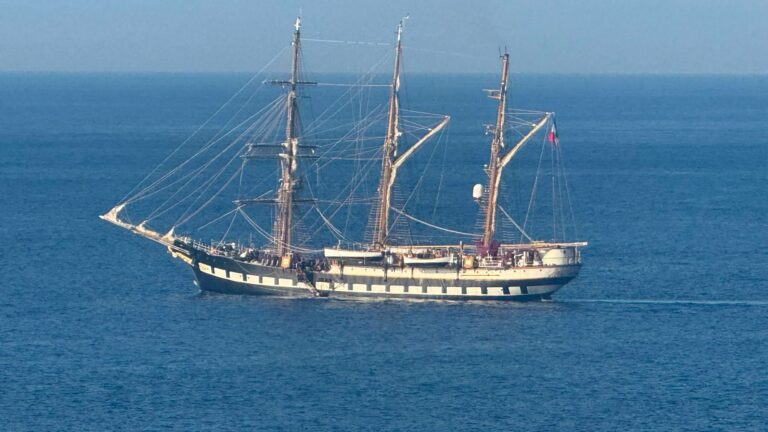 La Nave Palinuro incanta Scilla: lo storico veliero della Marina Militare attraversa lo Stretto | FOTO E VIDEO