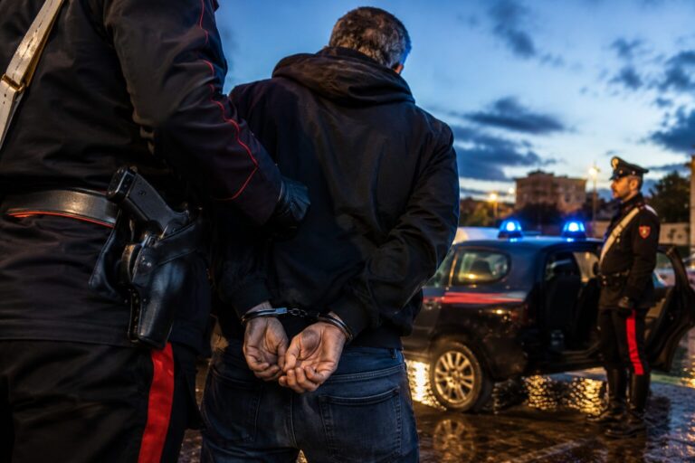 Gravina di Catania, minaccia di morte l’ex con una mannaia e fugge con un’auto: arrestato 53enne