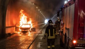 auto in fiamme dentro una galleria