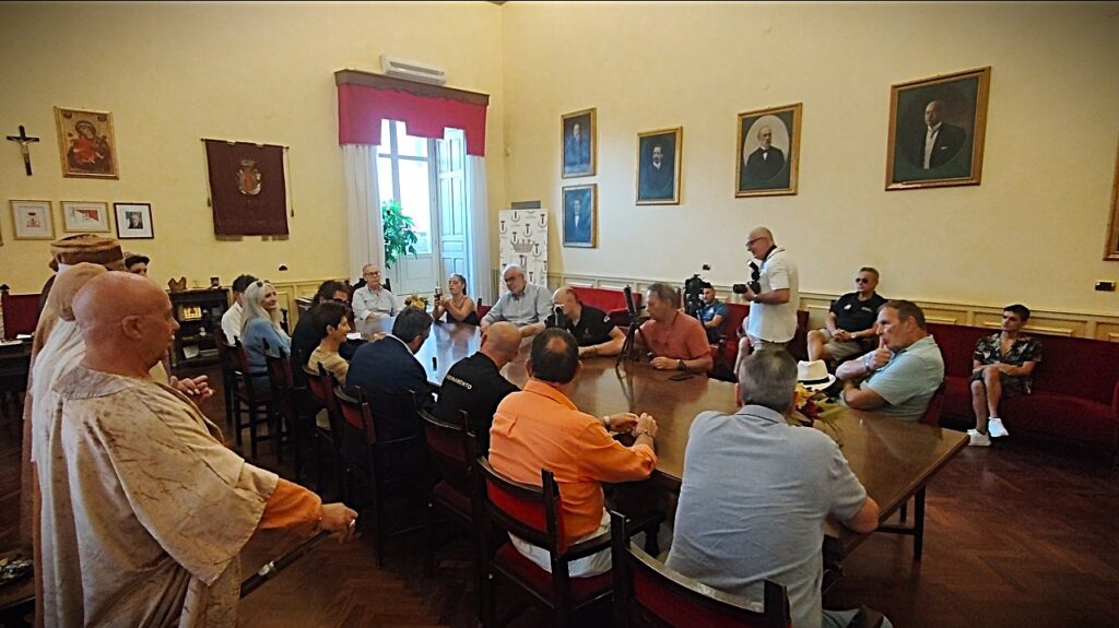 Un'altra immagine dell'incontro con i giornalisti sul Palio a Piazza Armerina
