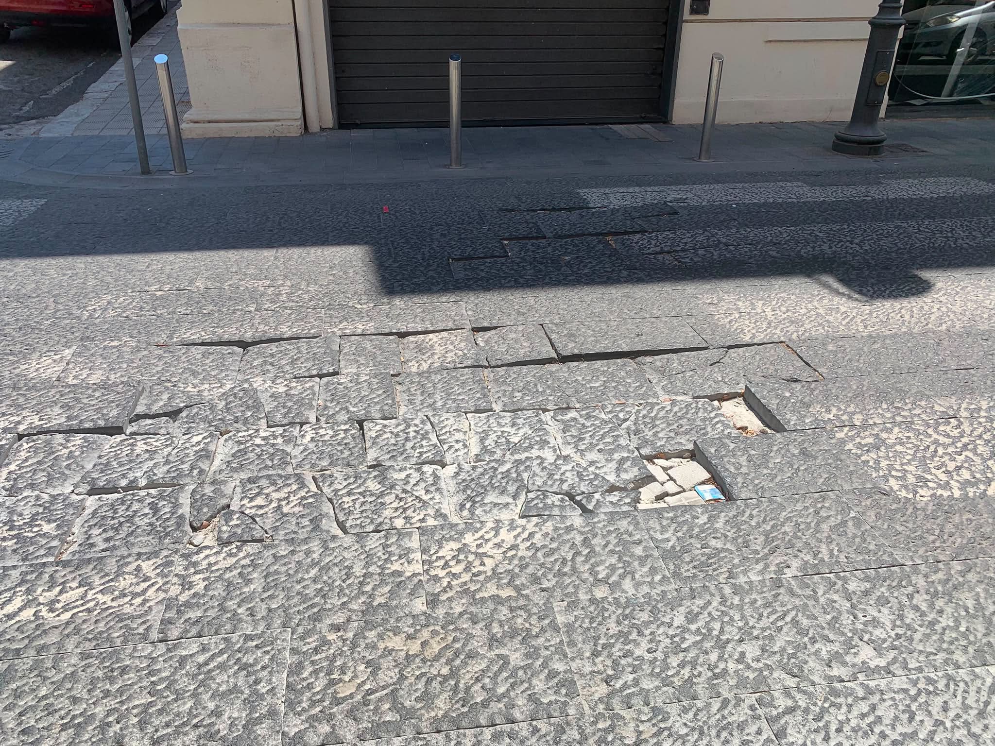 Reggio Calabria, perdita d’acqua e basole sconnesse in pieno centro: la segnalaz